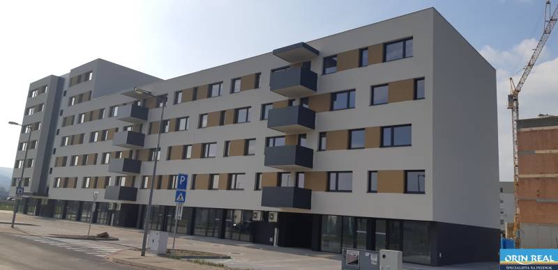 PREDAJ NADŠTANDARDNÉHO 4 IZB.BYTU V NOVOM KOMPLEXE-VINICE-150,18 m2 - Bytový dom na ulici Obchodná, vhodný pre 4-izbový byt, s balkónmi a parkovaním.