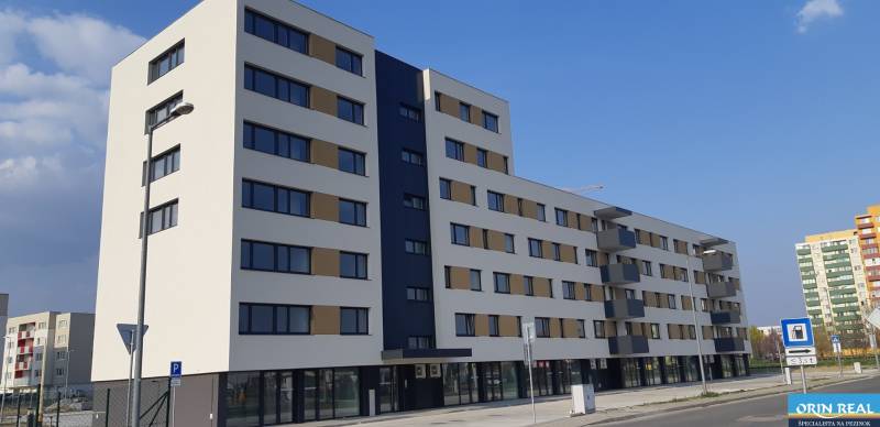 PREDAJ NADŠTANDARDNÉHO 4 IZB.BYTU V NOVOM KOMPLEXE-VINICE-150,18 m2 - Na ulici Obchodná, moderná budova ponúka 4-izbový byt s výbornou dostupnosťou.