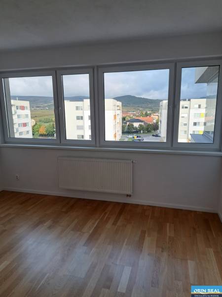 PREDAJ NADŠTANDARDNÉHO 4 IZB.BYTU V NOVOM KOMPLEXE-VINICE-150,18 m2 - Výhľad z 4-izbového bytu na ulici Obchodná, ponúka krásnu scenériu mesta a prírody.