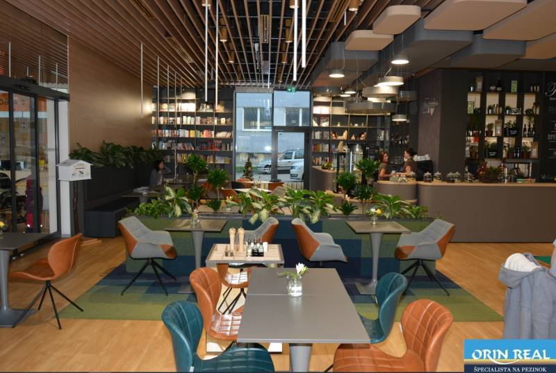 PRENÁJOM NEB.PRIESTORU V POLYFUNKČNOM DOME V CENTRE PEZINKA - Kaviareň na Moyzesovej ulici s obchodnými priestormi a moderným dizajnom interiéru.