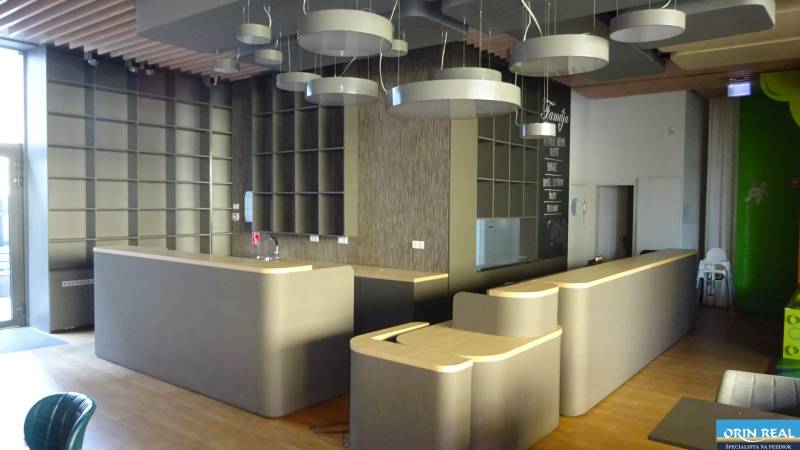 PRENÁJOM NEB.PRIESTORU V POLYFUNKČNOM DOME V CENTRE PEZINKA - Priestor so stolom a pohovkami na ulici Moyzesova vhodný pre obchodné priestory.