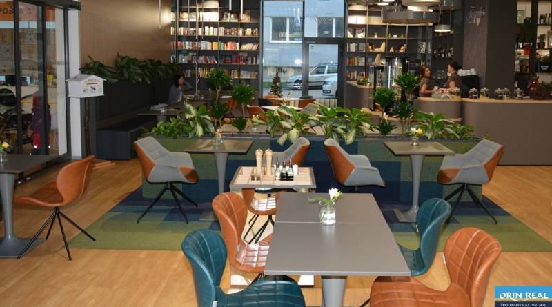 PRENÁJOM NEB.PRIESTORU V POLYFUNKČNOM DOME V CENTRE PEZINKA - Kaviareň na ulici Moyzesova s modernými obchodnými priestormi plnými zelene a kníh.