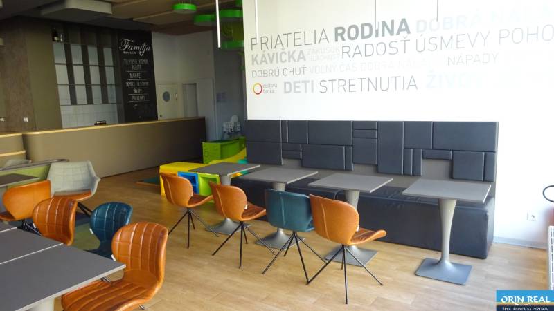 PRENÁJOM NEB.PRIESTORU V POLYFUNKČNOM DOME V CENTRE PEZINKA - Kaviareň na ulici Moyzesova ponúka svetlé obchodné priestory s moderným interiérom.