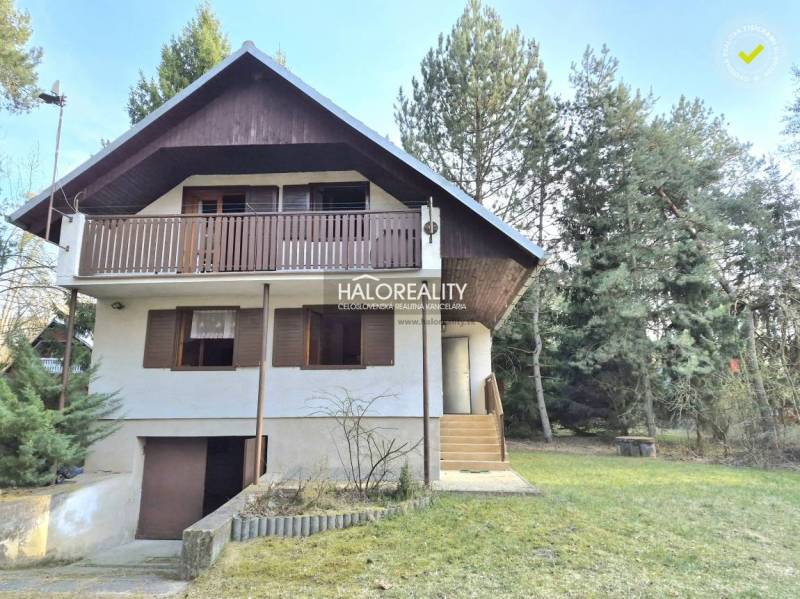 REZERVOVANÉ - Predaj, chata Borský Svätý Jur - EXKLU... - Chata v Borskom Svätom Jure obklopená zeleňou a stromami, s dreveným balkónom.