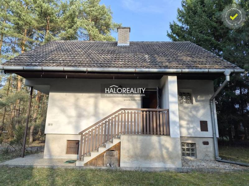 REZERVOVANÉ - Predaj, chata Borský Svätý Jur - EXKLU... - Chata v Borskom Svätom Jure uprostred lesa s balkónom a šikmou strechou.