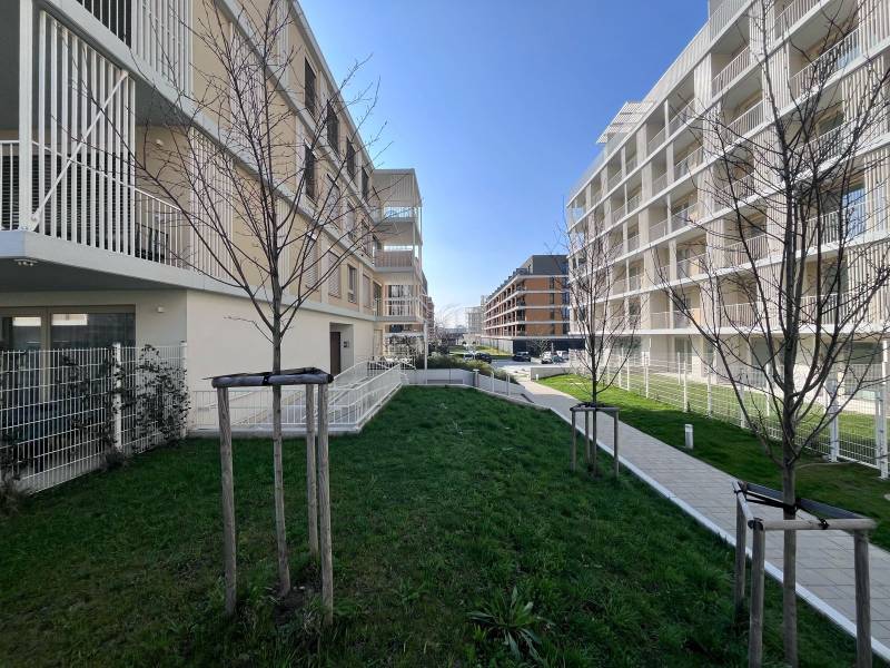 NUERA︱NOVÝ RUŽINOV - kompletne zariadený 2-izbový apartmán so záhradou - Rezidenčné budovy na Bajkalskej ulici v Bratislave, v oblasti Ružinov, obklopené zeleňou.