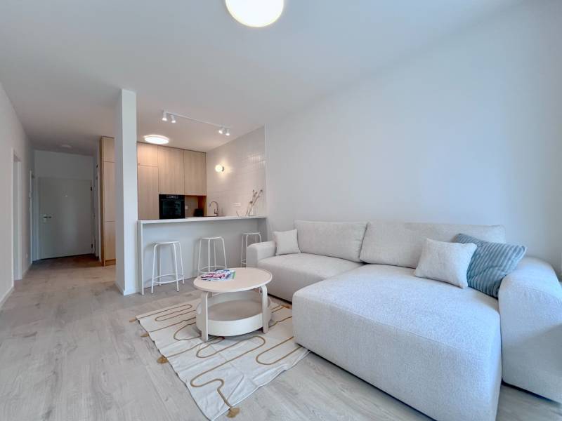 NUERA︱NOVÝ RUŽINOV - kompletne zariadený 2-izbový apartmán so záhradou - Obývacia izba s veľkou sedačkou a kuchyňou, tapacírované kreslá, 2-izbový byt.