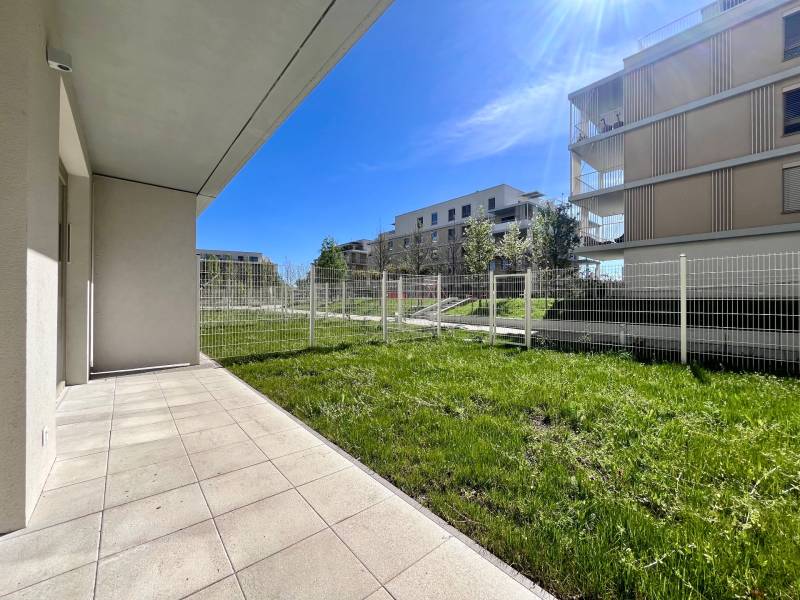 NUERA︱NOVÝ RUŽINOV - kompletne zariadený 2-izbový apartmán so záhradou - Terasa s dláždenou podlahou a trávnik v 2-izbovom byte, Bratislava - Ružinov, Bajkalská.