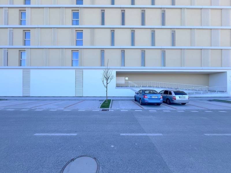 NUERA︱NOVÝ RUŽINOV - kompletne zariadený 2-izbový apartmán so záhradou - Parkovisko a budova pri Bajkalskej ulici v Bratislave - Ružinove.