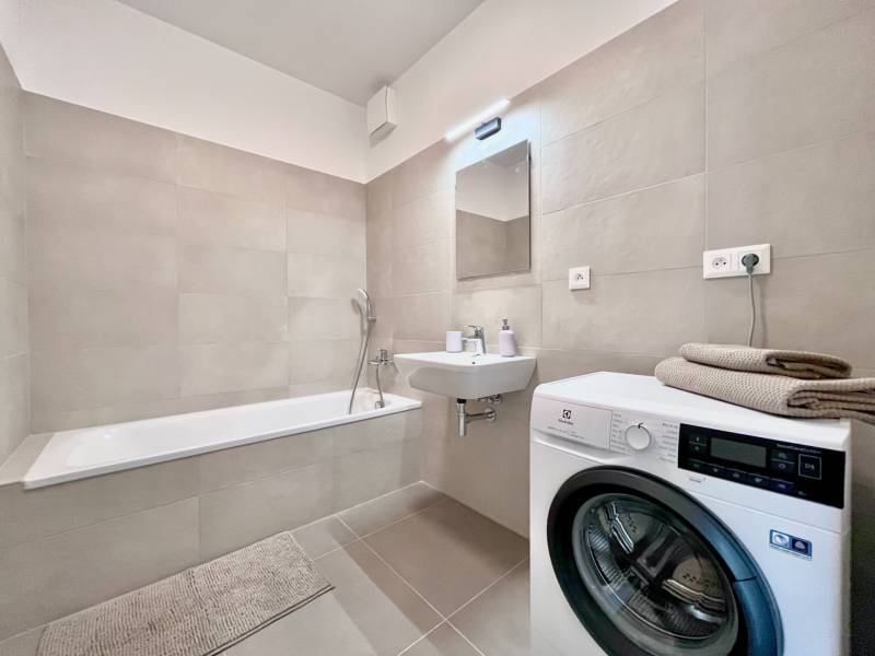 NUERA︱NOVÝ RUŽINOV - kompletne zariadený 2-izbový apartmán so záhradou - Kúpeľňa v 2-izbovom byte s vaňou, umývadlom a práčkou.