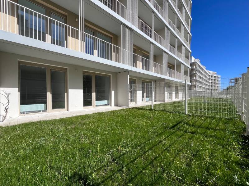 NUERA︱NOVÝ RUŽINOV - kompletne zariadený 2-izbový apartmán so záhradou - Exteriér novostavby na Bajkalskej v Bratislave - Ružinove s priľahlou trávnatou plochou.