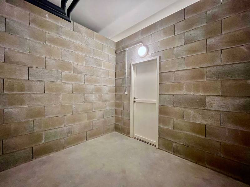 NUERA︱NOVÝ RUŽINOV - kompletne zariadený 2-izbový apartmán so záhradou - Pivničná miestnosť so svetlou stenou a bielymi dverami.