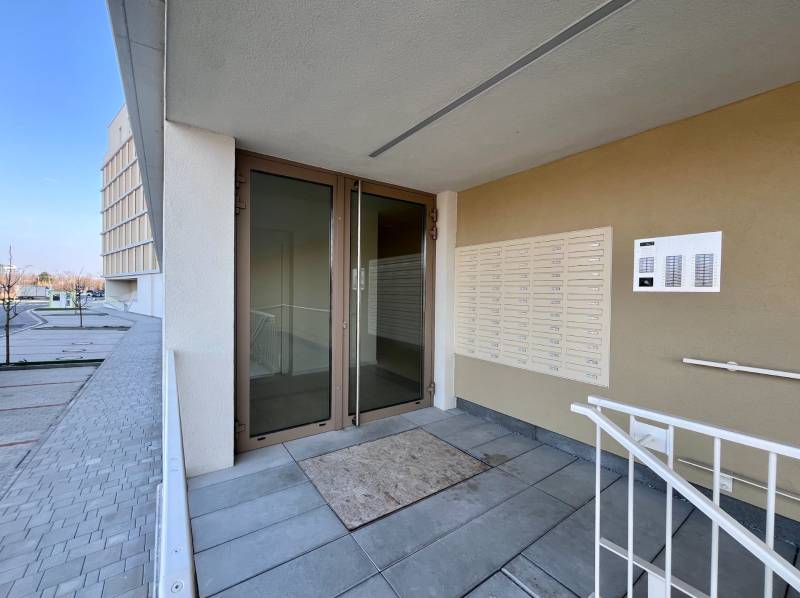 NUERA︱NOVÝ RUŽINOV - kompletne zariadený 2-izbový apartmán so záhradou - Vchod so schránkami na Bajkalskej ulici v Bratislave - Ružinove.