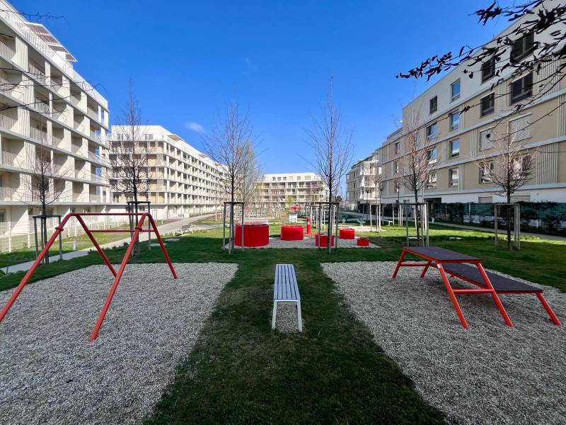 NUERA︱NOVÝ RUŽINOV - kompletne zariadený 2-izbový apartmán so záhradou - Detské ihrisko medzi bytovými domami na Bajkalskej v Bratislave - Ružinove.