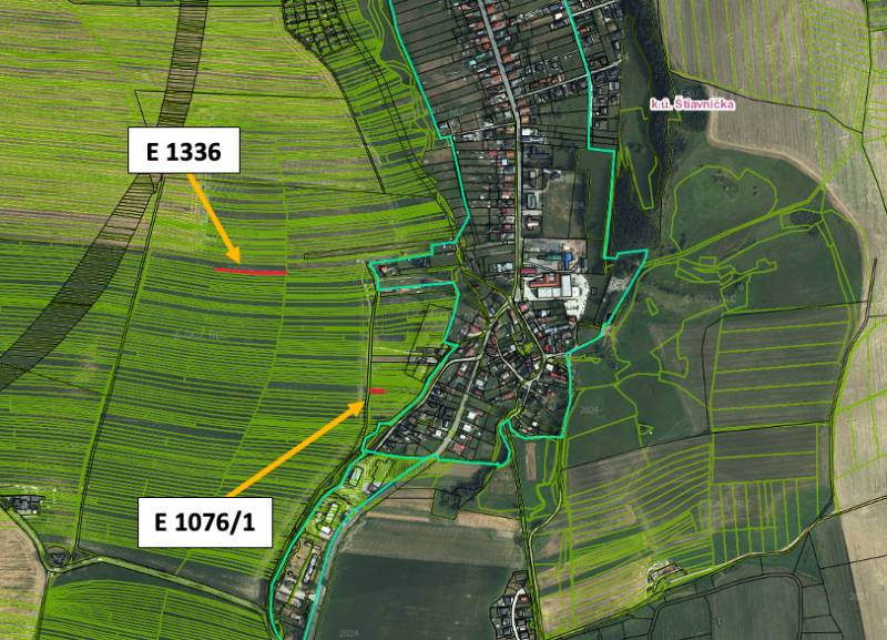 Ludrová – 4.170 m2 ORNÁ PÔDA 1/1  - Letecký pohľad na poľnohospodárske a lesné pozemky v Ludrovej s vyznačenými parcelami.