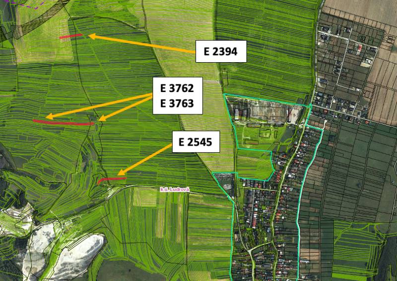 Ludrová – 4.170 m2 ORNÁ PÔDA 1/1  - Mapa poľnohospodárskych a lesných pozemkov v Ludrovej so zvýraznenými parcelami.