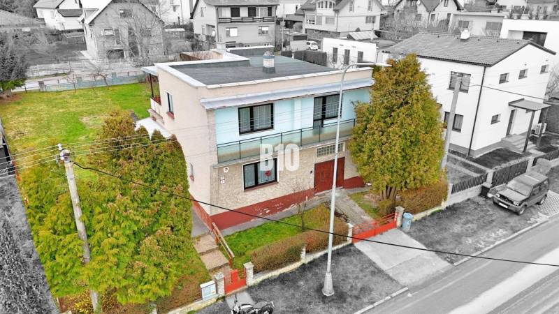 MARTIN-STRÁNE 5 izbový rodinný dom na predaj - Rodinný dom v Martine s rovnou strechou, záhrada a okolité domy.