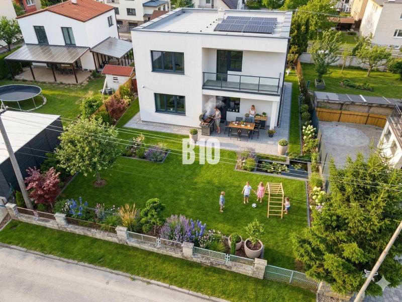 MARTIN-STRÁNE 5 izbový rodinný dom na predaj - Rodinný dom v Martine s upravenou záhradou, altánkom a solárnymi panelmi na streche.