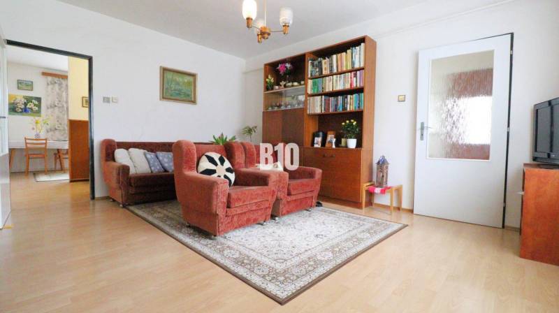 MARTIN-STRÁNE 5 izbový rodinný dom na predaj - Obývacia izba rodinného domu s pohovkou, kreslami a knihovňou na podlahe s dreveným dekorom.