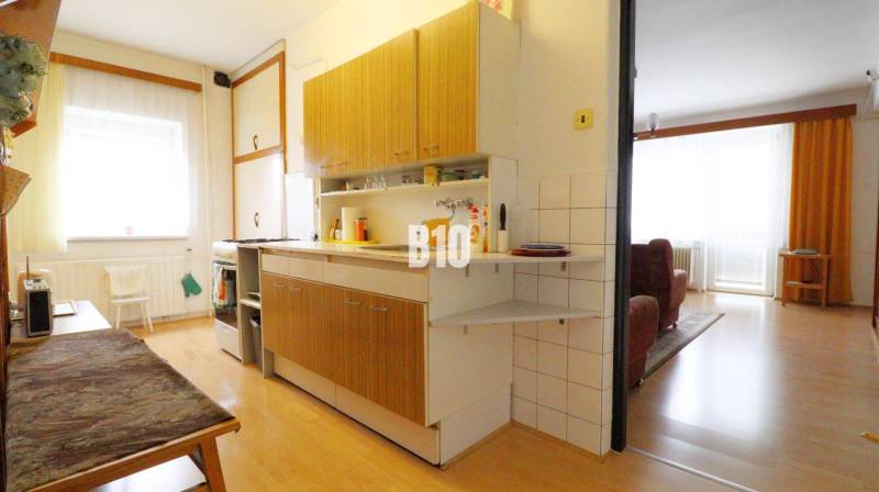 MARTIN-STRÁNE 5 izbový rodinný dom na predaj - Kuchyňa v rodinnom dome s podlahou s dreveným dekorom prepojená s obývacou izbou.