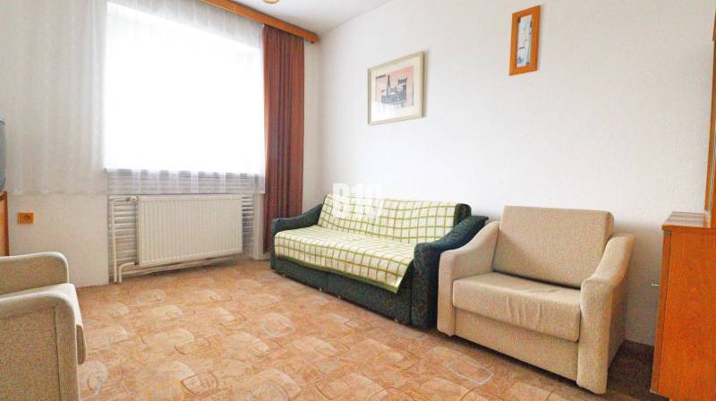 MARTIN-STRÁNE 5 izbový rodinný dom na predaj - Obývacia izba v rodinnom dome s pohovkou a kreslom, koberec.