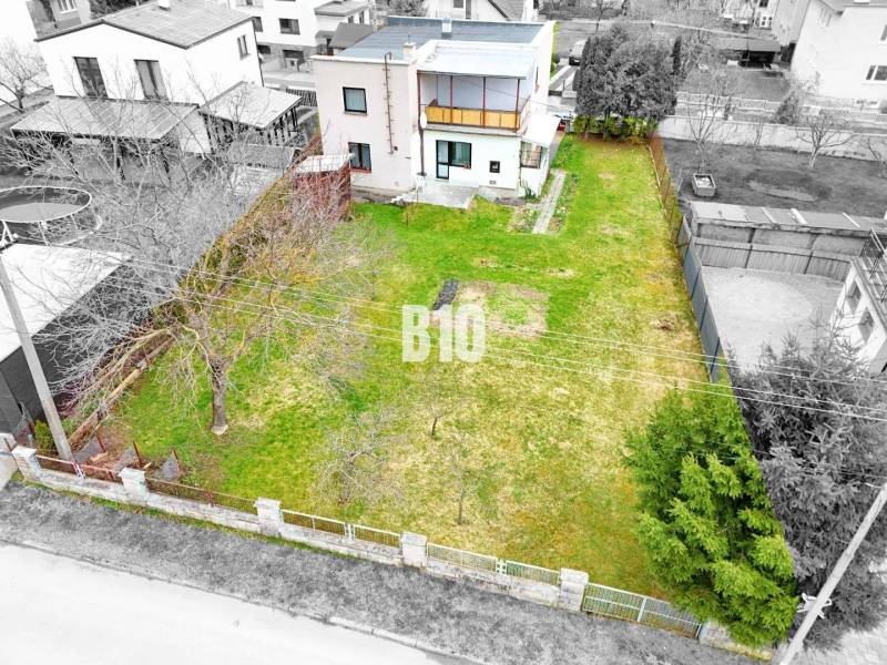 MARTIN-STRÁNE 5 izbový rodinný dom na predaj - Rodinný dom v Martine so záhradou a stromami, obklopený plotom pre súkromie.