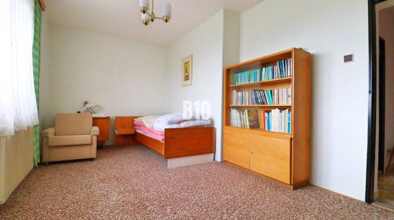 MARTIN-STRÁNE 5 izbový rodinný dom na predaj - Izba v rodinnom dome s posteľou, knižnicou a kreslom na koberci.