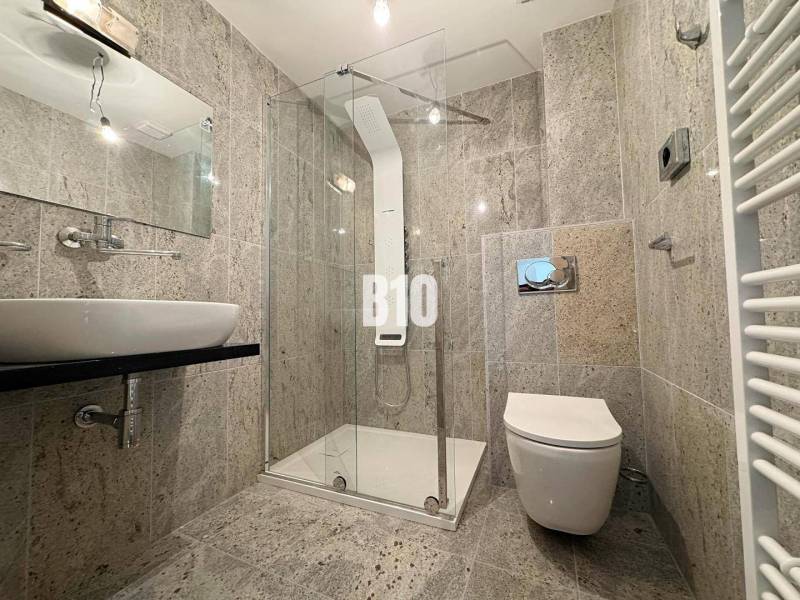 Posledný voľný APARTMÁN na kľúč - Rajecké Teplice - Kúpeľňa v 2-izbovom byte so sprchovým kútom a umývadlom, obložená kachličkami.