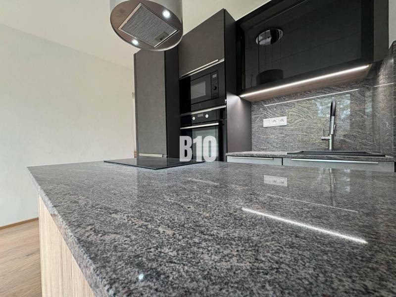 Posledný voľný APARTMÁN na kľúč - Rajecké Teplice - Kuchyňa v 2-izbovom byte s mramorovou doskou a moderným vybavením.