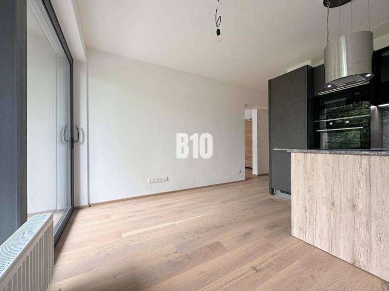 Posledný voľný APARTMÁN na kľúč - Rajecké Teplice - Svetlý interiér 2-izbového bytu s veľkými oknami a drevenou podlahou.