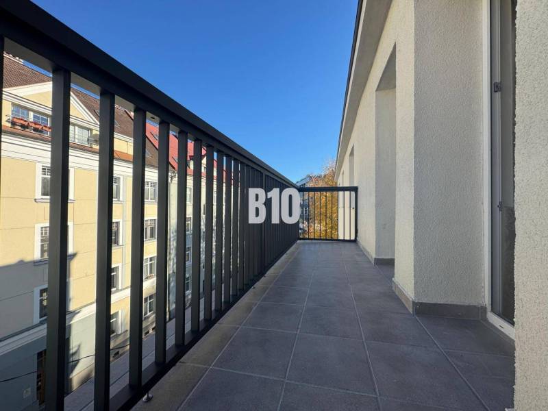 Sad na Studničkách - 2 izbový byt 60m2 - Balkón s výhľadom na budovy v Žiline, vhodný pre 2-izbový byt.