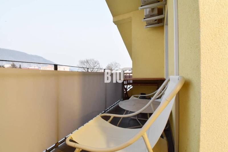 Moderný kompletne zrekonštruovaný Mezonet - centrum mesta - Balkón 4-izbového bytu v Žiline so stoličkami a výhľadom na hory.