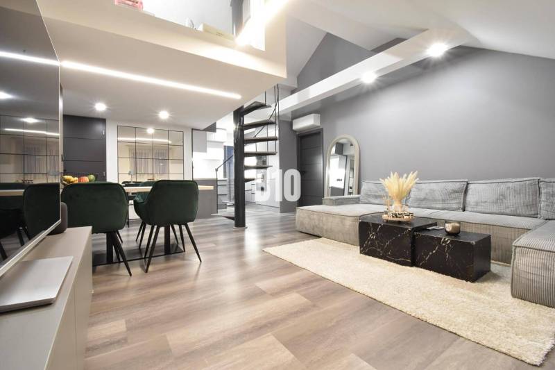 Moderný kompletne zrekonštruovaný Mezonet - centrum mesta - Elegantný obývací priestor v 4-izbovom byte s podlahou s dreveným dekorom a špirálovým schodiskom.