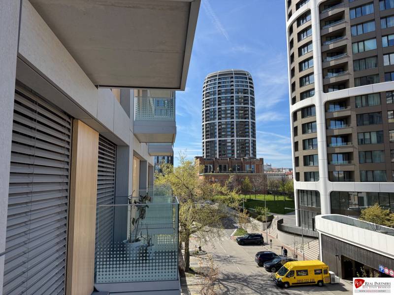 Prenájom 1-izbový byt s balkónom, METROPOLIS, Bratislava- Staré Mesto - Pohľad z balkóna na moderné budovy na ulici Bottova v Bratislave - Starom Meste.