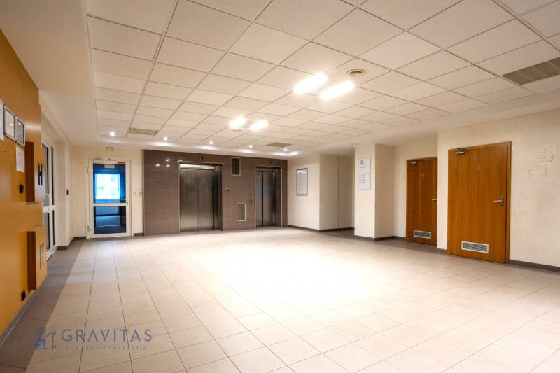 Kancelárie na prenájom: od 20m2 | Jarabinková ulica - Kancelárie s výťahom a bielym stropom, dlažbou na podlahe, drevené dvere.