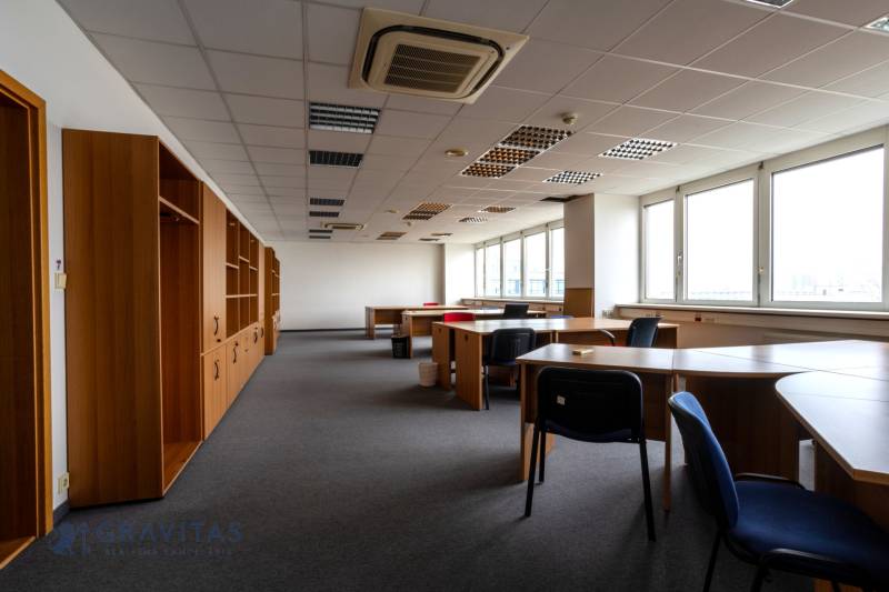 Kancelárie na prenájom: od 20m2 | Jarabinková ulica - Kancelárie s nábytkom a veľkými oknami, podlaha s dreveným dekorom, osvetlenie v strope.