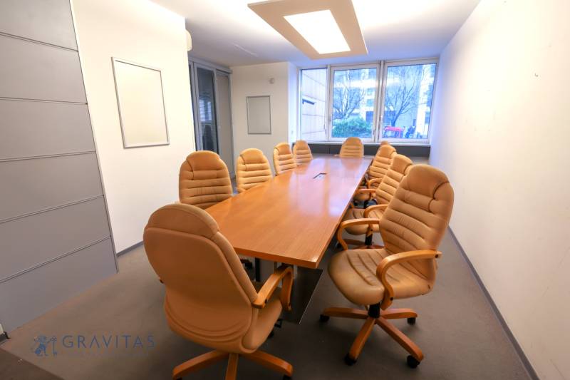 Kancelárie na prenájom: od 20m2 | Jarabinková ulica - Konferenčná miestnosť s koženými kreslami a obdĺžnikovým stolom v kanceláriách.