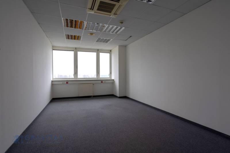 Kancelárie na prenájom - od 20m2 | Jarabinková ulica - Priestor kancelárie s veľkými oknami a bielym podhľadom.