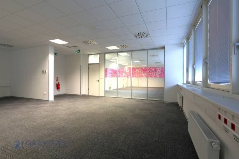Kancelárie na prenájom - od 20m2 | Jarabinková ulica - Kancelárie s presklenými stenami, sivým kobercom a vnútornými roletami na oknách.
