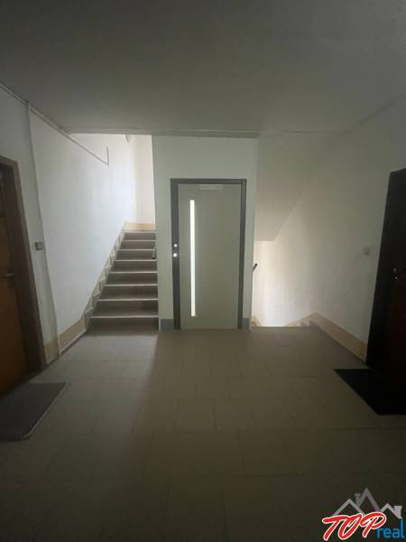 PRENÁJOM - Pekná garsónka Košice, Postupimská ulica - Schodisko a vchodové dvere v budove na Postupimskej ulici, Košice - mestská časť Dargovských hrdinov.