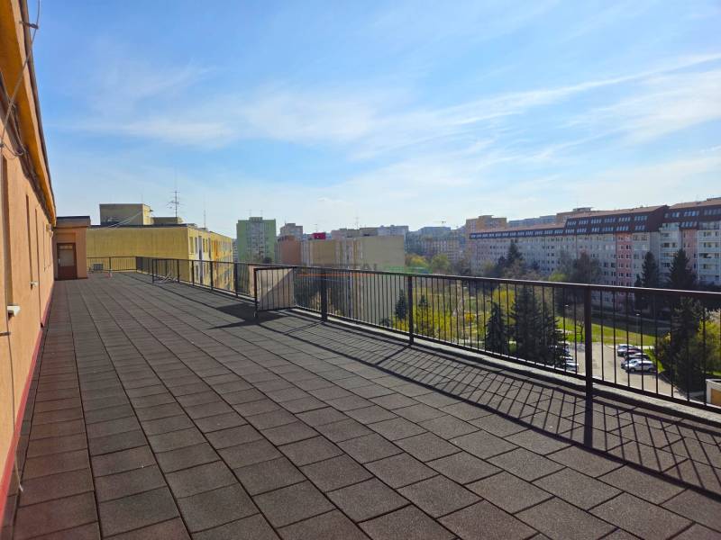 Predaj - 3 izbový byt,  69 m2, balkón,  ul.ČSA, KE - Staré Mesto - Pohľad na rozľahlú terasu v Košiciach, mestskej časti Staré Mesto na ulici ČSA.