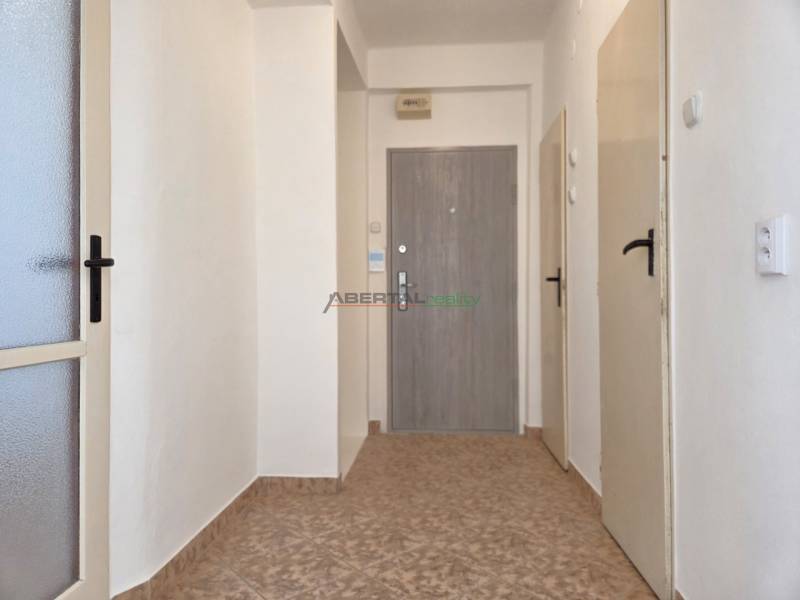 Predaj - 3 izbový byt,  69 m2, balkón,  ul.ČSA, KE - Staré Mesto - Chodba s dlažbou, biele steny a viaceré dvere v 3-izbovom byte.