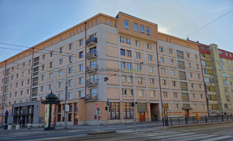Predaj - 3 izbový byt,  69 m2, balkón,  ul.ČSA, KE - Staré Mesto - Ulica ČSA v Košiciach - mestskej časti Staré Mesto s bytovým domom a električkovou traťou.