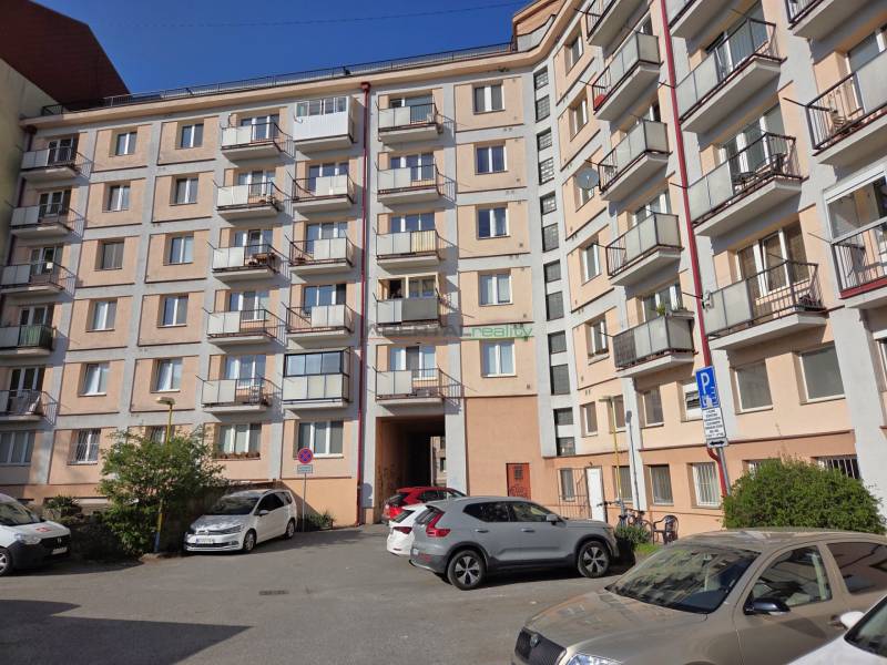 Predaj - 3 izbový byt,  69 m2, balkón,  ul.ČSA, KE - Staré Mesto - Päťposchodový bytový dom na ulici ČSA, Košice - mestská časť Staré Mesto s parkoviskom.