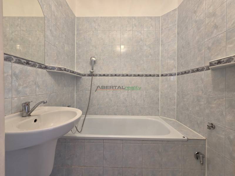 Predaj - 3 izbový byt,  69 m2, balkón,  ul.ČSA, KE - Staré Mesto - Kúpeľňa s vaňou v 3-izbovom byte, obložená svetlými keramickými dlaždicami.