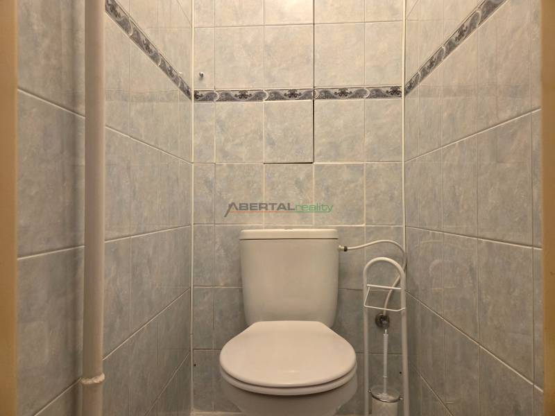 Predaj - 3 izbový byt,  69 m2, balkón,  ul.ČSA, KE - Staré Mesto - Toaleta s bielym keramickým obkladom v 3-izbovom byte.
