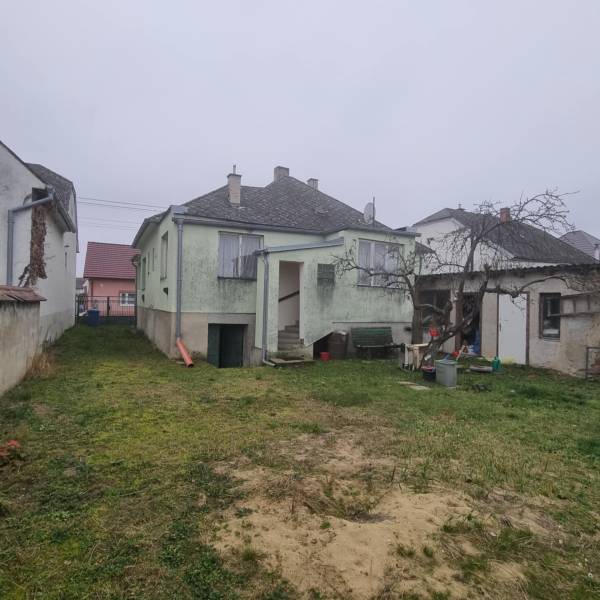 Rodinný dom na predaj - Znížená cena. - Rodinný dom v Malých Levároch so záhradou a šikmou strechou.