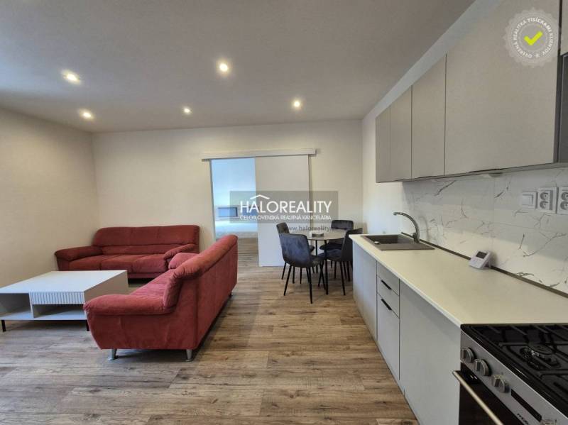 REZERVOVANÉ - Predaj, dvojizbový byt Lučenec - EXKLU... - Obývacia izba v 2-izbovom byte so sedačkou a podlahou s dreveným dekorom.