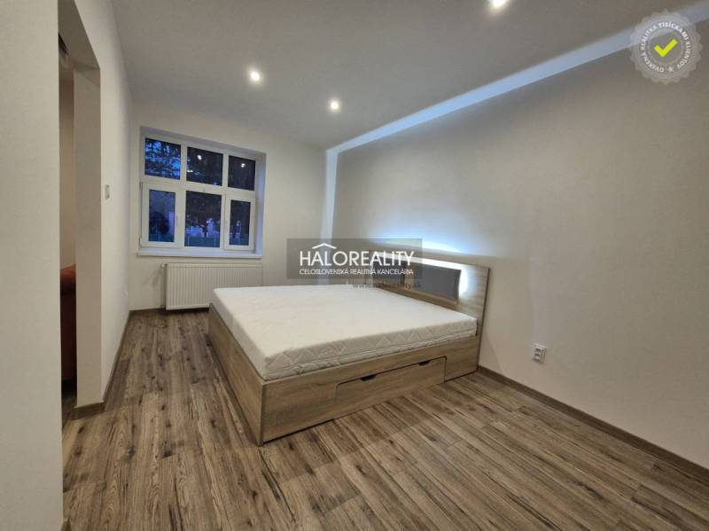 REZERVOVANÉ - Predaj, dvojizbový byt Lučenec - EXKLU... - Spálňa v 2-izbovom byte s posteľou a podlahou s dreveným dekorom.