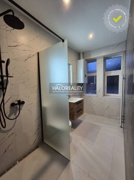 REZERVOVANÉ - Predaj, dvojizbový byt Lučenec - EXKLU... - Kúpeľňa v 2-izbovom byte s vani a sprchou, obklady s imitáciou mramoru.